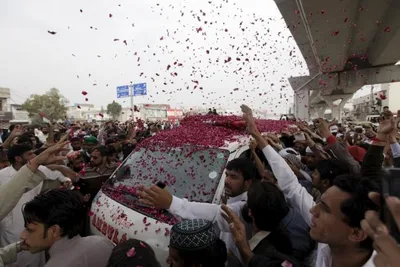 Pakistani Muslims Cheer Executed Murderer of Salman Taseer Who Aimed to Abolish Blasphemy Laws