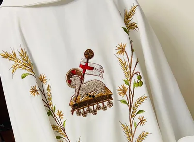 Designer picks simple fabric, Cypriot symbols for pope’s vestments
