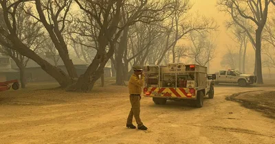 Uncontained wildfire rages near LA