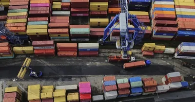 Trump signs new global tariffs with delayed start