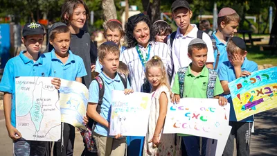Smiles, Tears of Joy as Ukrainian Refugee Kids In Israel Receive Visit from Teacher