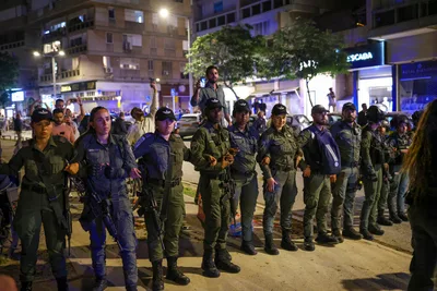 Netanyahu Calls for Calm as Demonstrations Intensify, PM's Wife Surrounded at Hair Salon