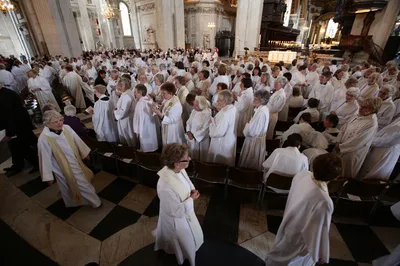 Church of England Vicar Not Obligated to Resign Despite No-Confidence Vote