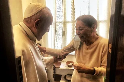 Holocaust survivor thanks Pope Francis for highlighting anti-Semitism on Central Europe trip