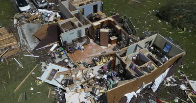 Dozens die in U.S. tornado outbreaks