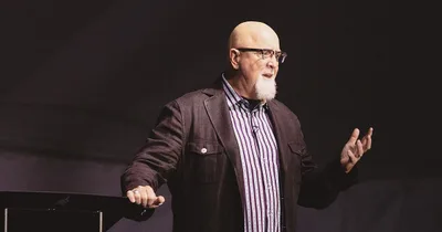 Harvest removes MacDonald as senior pastor