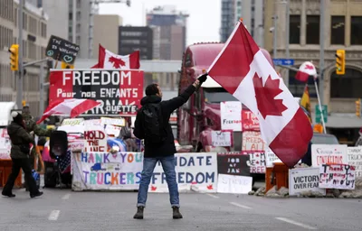 Freedom Convoy Truckers Brace for Removal From Ambassador Bridge at US Border as Police Move In