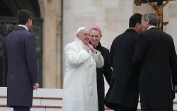 Pope, Hollande discuss positive role of religion in society