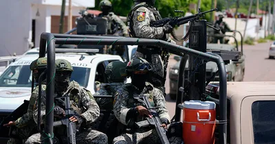 Mexican army kills 19, arrests cartel leader