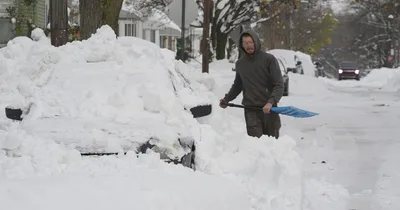 Storm dumps feet of snow on Great Lakes region