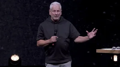 Louie Giglio urges Christians to take authority over enemy of darkness: 'Shake it off'