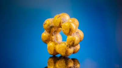 Israeli Volunteer, Age 18, Finds Gold Bead in Jerusalem Dating Back 1,600 Years to Roman Times