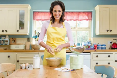 Is TikTok Housewives Trend Encouraging Women to Be 'submissive'?