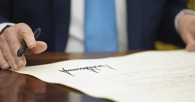 Trump pens executive orders on bureaucratic reform, immigrant funding