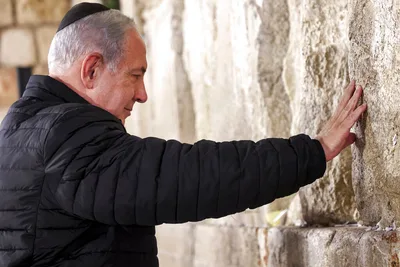 Netanyahu Visits Western Wall, Slams UN Vote to Refer Israel to Court of Justice