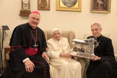 Benedict XVI receives nativity scene from homeland of Bavaria