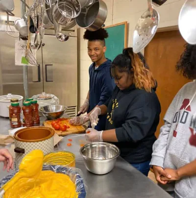 Georgia church cooks up food, fellowship for football team | Baptist Press