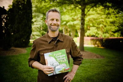 Kirk Cameron – Lighting floodlights in the dark with books