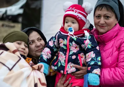 Ukrainian refugees find help in Polish border towns