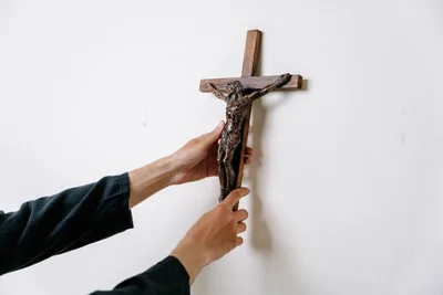 Teacher Forced to Remove Cross, Bible Verse from Classroom after Atheist Group Complains