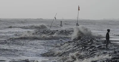 Seven people killed as cyclone approaches India, Pakistan