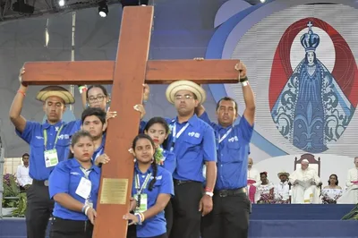 World Youth Day cross given to Portuguese youth ahead of international gathering