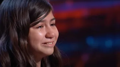 Young Girl Stuns AGT's Simon Cowell and Howie Mandell, Wins Golden Buzzer After Mind-Blowing Version of 'Amazing Grace'