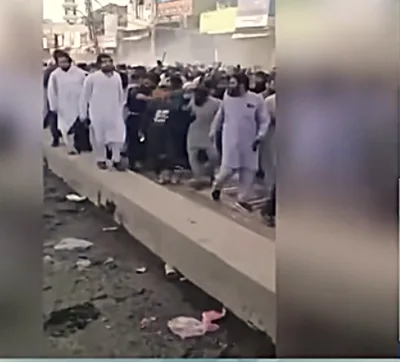 Police in Pakistan clash with Islamic extremist party