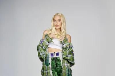 Hallow-Back Girl? The Internet Reacts to Gwen Stefani Partnering with a Catholic Prayer App - RELEVANT