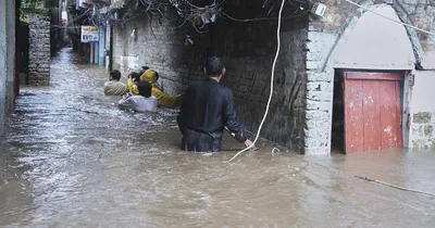 Flash floods kill nearly 200 in Pakistan, Kashmir