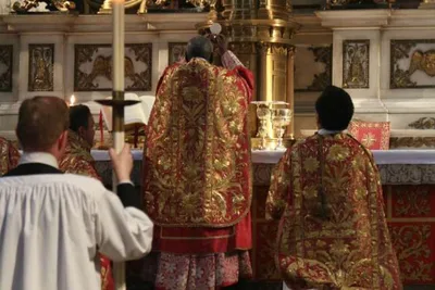 Cardinal Sarah encourages priests to celebrate Mass facing east