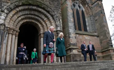 King and Queen to Receive Honors of Scotland