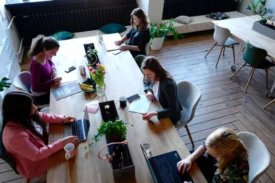 In some American cities, young women earn more than young men: study