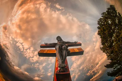 Here's the story behind the viral photo of Ukrainian man hugging crucifix
