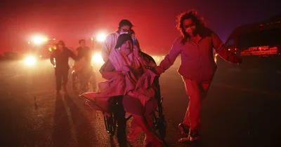 Thousands flee raging wildfires in Southern California