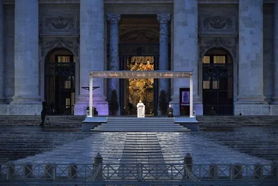 The cross is our hope: Pope gives Urbi et Orbi blessing during coronavirus