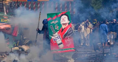 Pakistan Police Clash with Supporters of Ousted Leader