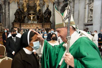 Pope Francis greets Colombian nun freed 4 years after kidnapping by Islamists in Mali