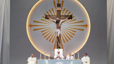 In Singapore, Pope Francis Inspires Youth, Courts China