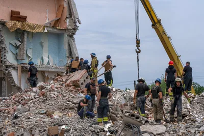 15 Killed in Russian Strike in Ukraine, 20 Believed Trapped