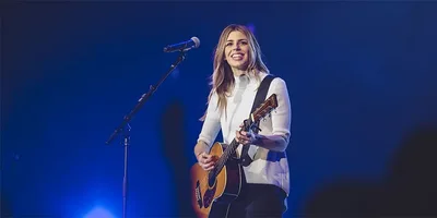 Watch Brooke Ligertwood and Brandon Lake Perform 'Honey in the Rock' on 'The Kelly Clarkson Show' - RELEVANT