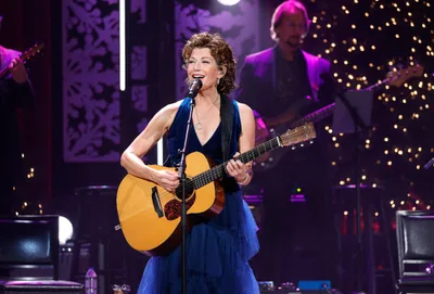 Confronted for hosting lesbian wedding, Amy Grant speaks out