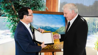 Vietnam Delegation Meets With Franklin Graham on Christian Freedom