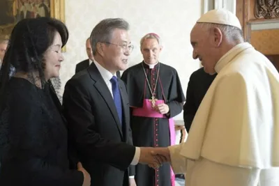 Pope Francis & South Korean president pray for peace